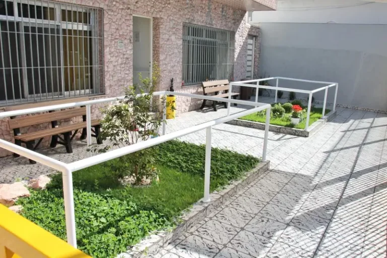 Area ao Ar Livre com Jardim no Lar Rose 768x512