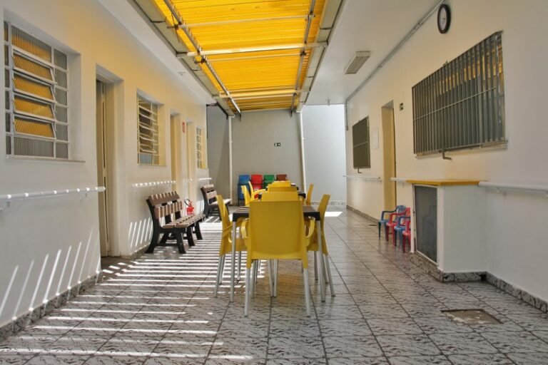 Area com mesas no Lar Rose 768x512
