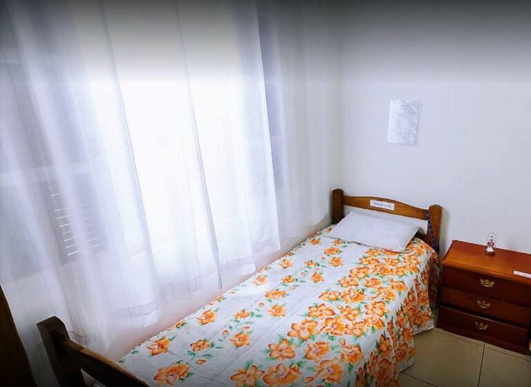 Quarto com cama proxima da janela no Residencial Sao Domingos 768x560